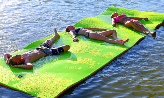 Color personalizado Tamaño de espuma de alfombra flotante, alfombra flotante de agua de múltiples capas para piscina gigante